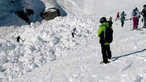 惊险！滑雪场雪崩，眼看多人被埋